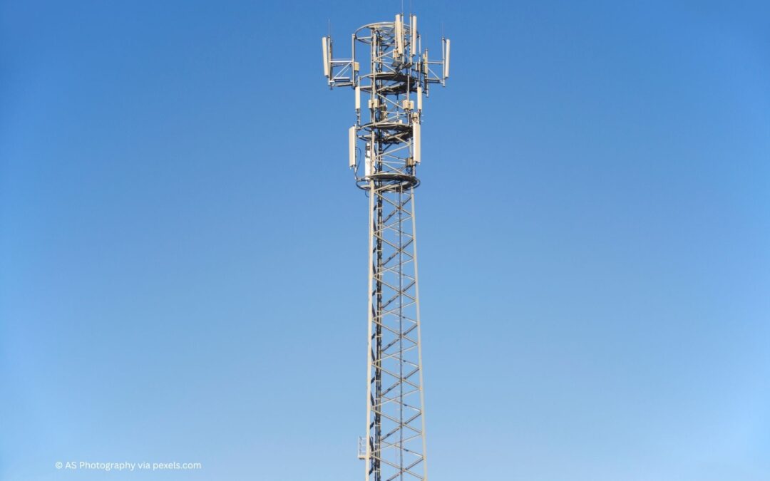 Montage-Aarbechten vun enger GSM-Antenn